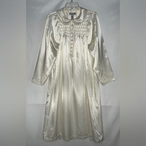 Lord &‎ Taylor Vintage Woman’s White
Fleece Backed Satin Nightgown Sz M